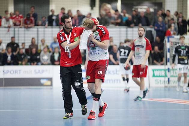 Stefan Lex ASV Hamm Westfalen 13 is led with injury in the face of the playing field ASV Hamm Westfalen vs Handball Sportverein Hamburg Handball 2 Bundesliga 26 12 2018 ASV Hamm Westfalen vs Handball Sportverein Hamburg Handball 2 Bundesliga 26 12 2018 Hamm Copyright: xEIBNER JanxStrohdiekx EP_JSK