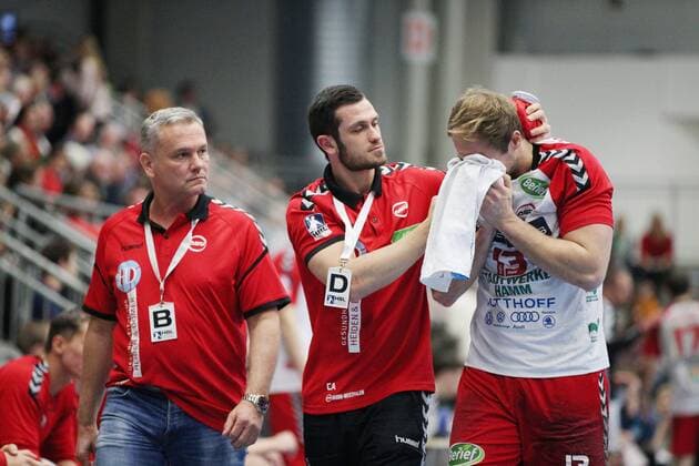 Stefan Lex ASV Hamm Westfalen 13 is led with injury in the face of the playing field left Kay Rothenpieler coach ASV Hamm Westfalen ASV Hamm Westfalen vs Handball Sportverein Hamburg Handball 2 Bundesliga 26 12 2018 ASV Hamm Westfalen vs Handball Sportverein Hamburg Handball 2 Bundesliga 26 12 2018 Hamm Copyright: xEIBNER JanxStrohdiekx EP_JSK