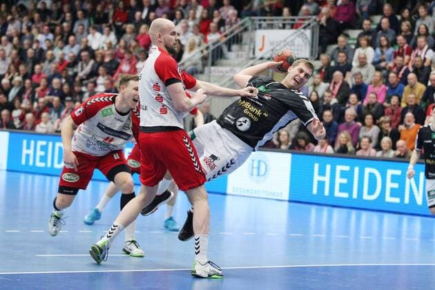 Lukas Ossenkopp Handball Sportverein Hamburg 14 passing Markus Fuchs ASV Hamm Westfalen 6 left ASV Hamm Westfalen vs Handball Sportverein Hamburg Handball 2 Bundesliga 26 12 2018 ASV Hamm Westfalen vs Handball Sportverein Hamburg Handball 2 Bundesliga 26 12 2018 Hamm Copyright: xEIBNER JanxStrohdiekx EP_JSK