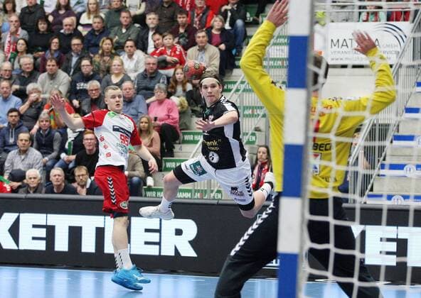Jan Kleineidam Handball Sportverein Hamburg 30 past Jan von Boenigk ASV Hamm Westfalen 95 left against Felix Storbeck ASV Hamm Westfalen 1 goal ASV Hamm Westfalen vs Handball Sportverein Hamburg Handball 2 Bundesliga 26 12 2018 ASV Hamm Westfalen vs Handball Sportverein Hamburg Handball 2 Bundesliga 26 12 2018 Hamm Copyright: xEIBNER JanxStrohdiekx EP_JSK