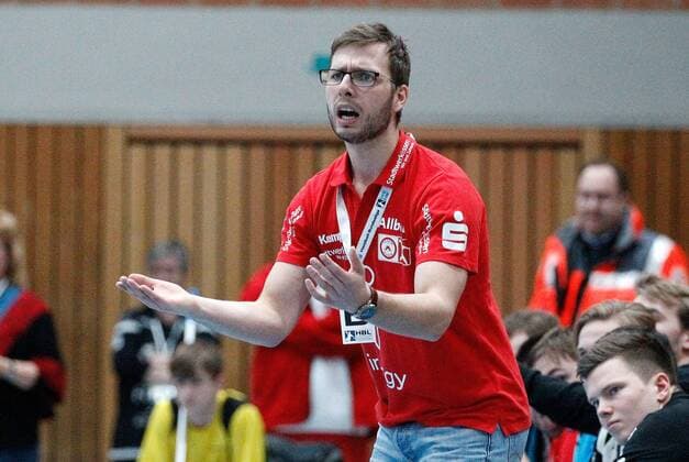 v li Trainer Jaron Siewert TuSEM Essen gives instructions gesticulated with arms gesticulate gives instructions gesticulate DKB 2 Handball Bundesliga DJK Rimpar Wolves TuSEM Essen xfsx