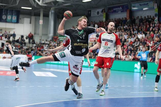 Niklas Weller Handball Sportverein Hamburg 13 past Soeren Suedmeier ASV Hamm Westfalen 17 behind and Markus Fuchs ASV Hamm Westfalen 6 right ASV Hamm Westfalen vs Handball Sportverein Hamburg Handball 2 Bundesliga 26 12 2018 ASV Hamm Westfalen vs Handball Sportverein Hamburg Handball 2 Bundesliga 26 12 2018 Hamm Copyright: xEIBNER JanxStrohdiekx EP_JSK