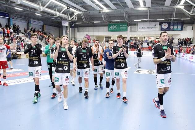 The disappointed players of the Handball Sportverein Hamburg say goodbye to the fans ASV Hamm Westfalen vs. Handball Sportverein Hamburg Handball 2 Bundesliga 26 12 2018 ASV Hamm Westfalen vs. Handball Sportverein Hamburg Handball 2 Bundesliga 26 12 2018 Hamm Copyright: xEIBNER JanxStrohdiekx EP_JSK