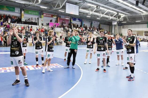 The disappointed players of the Handball Sportverein Hamburg say goodbye to the fans ASV Hamm Westfalen vs. Handball Sportverein Hamburg Handball 2 Bundesliga 26 12 2018 ASV Hamm Westfalen vs. Handball Sportverein Hamburg Handball 2 Bundesliga 26 12 2018 Hamm Copyright: xEIBNER JanxStrohdiekx EP_JSK