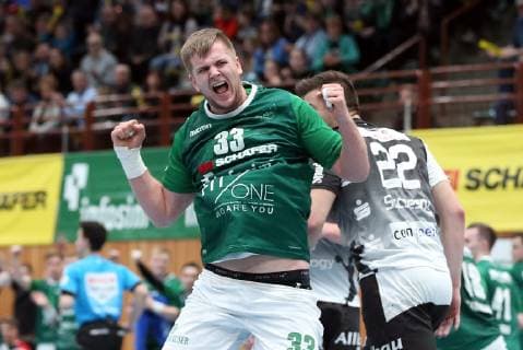 v left Michael Schulz DJK Rimpar Wölfe cheers Dennis Sczesny TuSEM Essen DKB 2 Handball Bundesliga DJK Rimpar Wölfe TuSEM Essen xfsx
