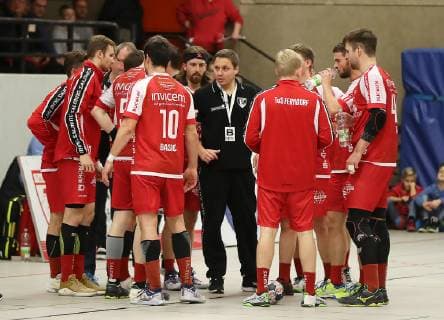 TuS Ferndorf TV Großwallstadt 26 12 2018 middle of picture coach Michael Lerscht TuS Ferndorf seems a bit helpless during time-out TV Großwallstadt Kreuztal Stählerwiese Germany