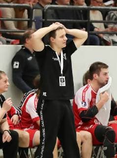 TuS Ferndorf TV Großwallstadt 26 12 2018 middle of picture coach Michael Lerscht TuS Ferndorf seems a bit helpless TV Großwallstadt Kreuztal Stählerwiese Germany