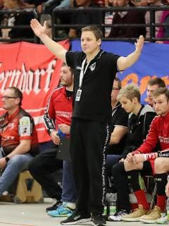 TuS Ferndorf TV Großwallstadt 26 12 2018 middle of picture coach Michael Lerscht TuS Ferndorf seems a bit helpless TV Großwallstadt Kreuztal Stählerwiese Germany