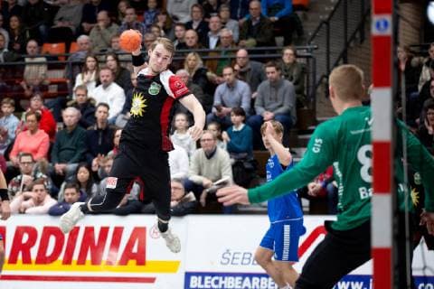 Luebbecke Germany 26 12 2018 2 Handball Bundesliga 2018 2019 TuS N Luebbecke vs TSV Bayer Dormagen L R Valentin Spohn Luebbecke Goalkeeper Sven Bartmann Dormagen Luebbecke Nordrhein Westfalen Germany Merkur Arena