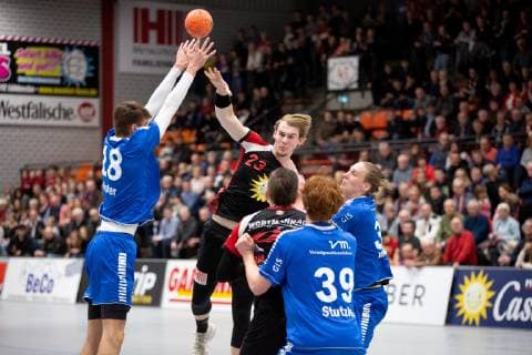 Luebbecke Germany 26 12 2018 2 Handball Bundesliga 2018 2019 TuS N Luebbecke vs TSV Bayer Dormagen L R Julian Köster Koester Dormagen Valentin Spohn Luebbecke Lukasz Gierak Luebbecke Lukas Stutzke Dormagen Lars Jagieniak Dormagen Luebbecke Nordrhein Westfalen Germany Merkur Arena