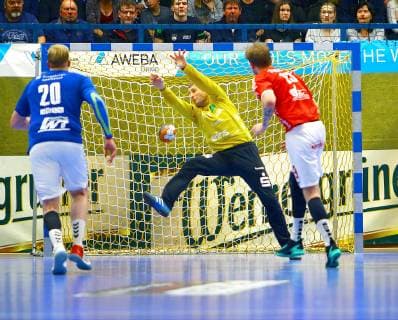 Markus Stegefelt Hüttenberg goalkeeper Radek Musil Aue Handball 2 Liga 2018 19 EHV Aue TV Hüttenberg on 27 12 2018 EHV Aue TV Hüttenberg on seven meters overcomes