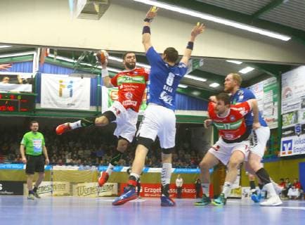 Jump shot by Björn Zintel Hüttenberg before Kevin Roch Aue right Mario Fernandes Hüttenberg and Jort Neuteboom Aue Handball 2 League 2018 19 EHV Aue TV Hüttenberg at 27 12 2018 EHV Aue TV Hüttenberg