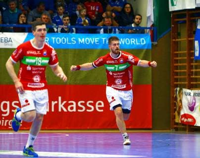 In Jubelpose Moritz Lambrecht Hüttenberg left Ragnar Johannsson Hüttenberg Handball 2 League 2018 19 EHV Aue TV Hüttenberg 26 31 at 27 12 2018 EHV Aue TV Hüttenberg