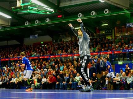 In Jubelpose goalkeeper Nikolai Weber Hüttenberg after he left a throw by Eric Meinhardt Aue parried handball 2 League 2018 19 EHV Aue TV Hüttenberg 26 31 at 27 12 2018 EHV Aue TV Hüttenberg