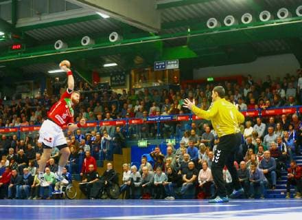 Moritz Lambrecht Hüttenberg overcomes goalkeeper Radek Musil Aue Handball 2 Liga 2018 19 EHV Aue TV Hüttenberg 26 31 am 27 12 2018 EHV Aue TV Hüttenberg