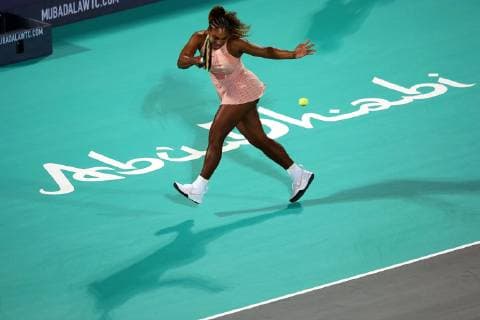 (181228) -- ABU DHABI, Dec. 28, 2018 (Xinhua) -- Serena Williams of the United States returns the ball to her sister Venus Williams during the 2018 Mubadala World Tennis Championship match in Abu Dhabi, the United Arab Emirates (UAE), on Dec. 27, 2018. Serena Williams lost 1-2. (Xinhua Mahmoud Khaled) (SP)UAE-ABU DHABI-TENNIS-MUBADALA WORLD TENNIS CHAMPIONSHIP 