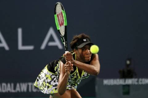 (181228) -- ABU DHABI, Dec. 28, 2018 (Xinhua) -- Venus Williams of the United States returns the ball to her sister Serena Williams during the 2018 Mubadala World Tennis Championship match in Abu Dhabi, the United Arab Emirates (UAE), on Dec. 27, 2018. Venus Williams won 2-1. (Xinhua Mahmoud Khaled) (SP)UAE-ABU DHABI-TENNIS-MUBADALA WORLD TENNIS CHAMPIONSHIP 