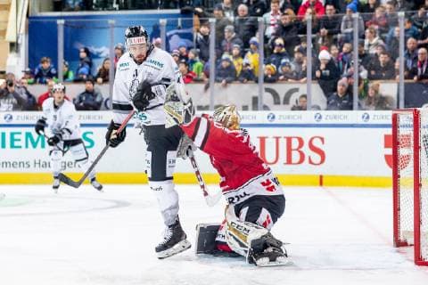 28 12 2018 Ice Hockey Season 2018 2019 Spengler Cup Game 2 Team Canada Thomas Sabo Ice Tigers Icetigers Nuremberg ThHa Chris Brown 11 Thomas Sabo Ice Tigers Zachary Fucale 30 Team Canada