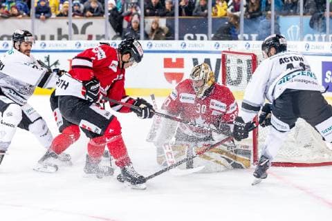 28 12 2018 Ice Hockey Season 2018 2019 Spengler Cup Game 2 Team Canada Thomas Sabo Ice Tigers Icetigers Nuremberg ThHa Will Acton 41 Thomas Sabo Ice Tigers Zachary Fucale 30 Team Canada Puck under the feet