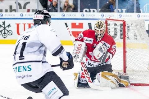 28 12 2018 Ice hockey season 2018 2019 Spengler Cup game 2 Team Canada Thomas Sabo Ice Tigers Icetigers Nuremberg ThHa Zachary Fucale 30 Team Canada Will Acton 41 Thomas Sabo Ice Tigers