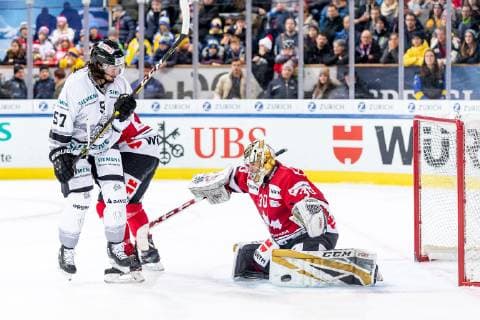 28 12 2018 Ice Hockey Season 2018 2019 Spengler Cup Game 2 Team Canada Thomas Sabo Ice Tigers Icetigers Nuremberg ThHa Daniel Weiss White 57 Thomas Sabo Ice Tigers Zachary Fucale 30 Team Canada