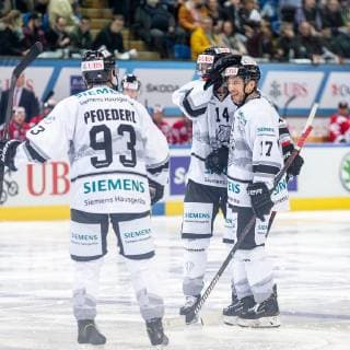 28 12 2018 Ice Hockey Season 2018 2019 Spengler Cup Game 2 Team Canada Thomas Sabo Ice Tigers Icetigers Nuremberg ThHa Tor Jubel Torjubel Leonhard Pfoederl Pföderl Leo Pföderl 93 Thomas Sabo Ice Tigers Tom Gilbert 14 Thomas Sabo Ice Tigers Patrick Reimer 17 Thomas Sabo Ice Tigers
