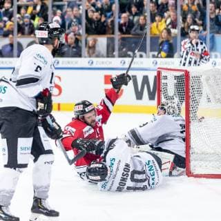 28 12 2018 Ice Hockey Season 2018 2019 Spengler Cup Game 2 Team Canada Thomas Sabo Ice Tigers Icetigers Nuremberg ThHa Tor Jubel Torjubel Andrew Ebbett 19 Team Canada Andreas Jenike 29 Thomas Sabo Ice Tigers Taylor Aronson 10 Thomas Sabo Ice Tigers on the ground sadly disappointed