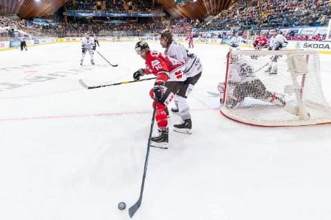 28 12 2018 Ice Hockey Season 2018 2019 Spengler Cup Game 2 Team Canada Thomas Sabo Ice Tigers Icetigers Nuremberg ThHa Maxim Lapierre 40 Team Canada Daniel Weiss White 57 Thomas Sabo Ice Tigers