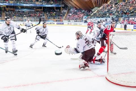28 12 2018 Ice Hockey Season 2018 2019 Spengler Cup Game 2 Team Canada Thomas Sabo Ice Tigers Icetigers Nuremberg ThHa Andreas Jenike 29 Thomas Sabo Ice Tigers Puck towards disc
