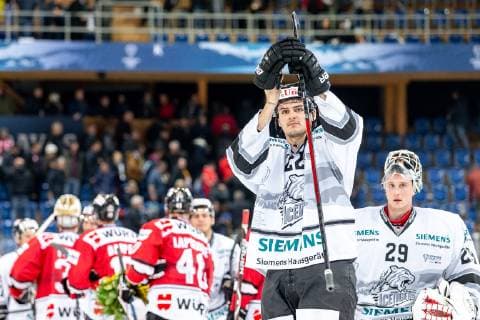 28 12 2018 Ice hockey season 2018 2019 Spengler Cup game 2 Team Canada Thomas Sabo Ice Tigers Icetigers Nürnberg ThHa Oliver Mebus 22 Thomas Sabo Ice Tigers Andreas Jenike 29 Thomas Sabo Ice Tigers sadly disappointed