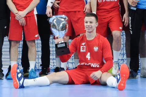 Handball, Länderspiel, Polen - Rumänien OPOLE 29.12.2018 PILKA RECZNA HANDBALL 4NATIONS CUP 2018 TOURNAMENT PUCHAR CZTERECH NARODOW MIEDZYNARODOWY TURNIEJ PILKI RECZNEJ MECZ O 1 MIEJSCE REPREZENTACJA POLSKI POLSKA - RUMUNIA POLAND - ROMANIA NZ MICHAL OLEJNICZAK Z PUCHAREM ZA ZDOBYCIE 1 MIEJSCA REPREZENTACJI POLSKI W TURNIEJU FOT. MIROSLAW SZOZDA 400mm.pl NEWSPIX.PL --- Newspix.pl  179229122018SZO