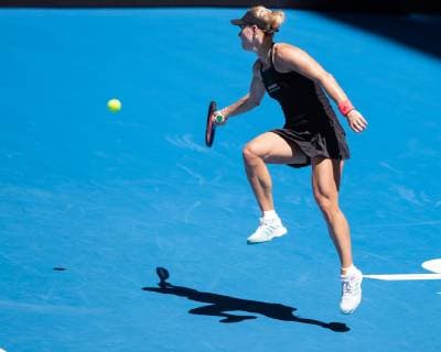 Angelique Kerber changes her bat hand to reach a ball jumps high Copyright: xJuergenxHasenkopfx