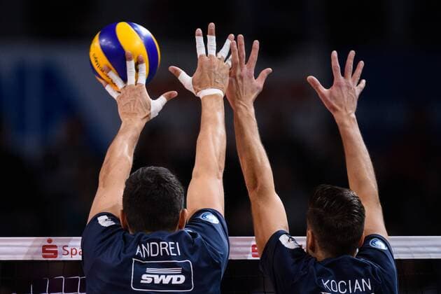 29 12 2018 Arena Kreis Dueren Dueren Volleyball Bundesliga Men Men Men Normal Round SWD powervolleys Dueren Dueren vs Hypo Tirol Alpenvolleys Haching Block Doppelblock Michael Andrei 11 Dueren Tomas Kocian 17 Dueren Feature Ball