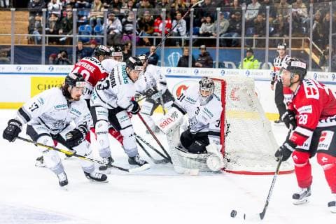 30 12 2018 Ice Hockey Season 2018 2019 Spengler Cup Semifinal Team Canada Thomas Sabo Ice Tigers Icetigers Nuremberg ThHa Dominic Moore 28 Team Canada Niklas Treutle 31 Thomas Sabo Ice Tigers Daniel Weiss White 57 Thomas Sabo Ice Tigers