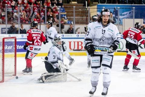 30 12 2018 Ice Hockey Season 2018 2019 Spengler Cup Semifinal Team Canada Thomas Sabo Ice Tigers Icetigers Nuremberg ThHa Goal against Niklas Treutle 31 Thomas Sabo Ice Tigers Cory Emmerton 25 Team Canada