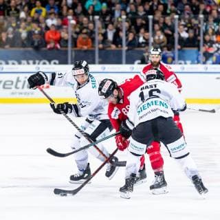 30 12 2018 Ice Hockey Season 2018 2019 Spengler Cup Semifinals Team Canada Thomas Sabo Ice Tigers Icetigers Nuremberg ThHa Jason Bast 16 Thomas Sabo Ice Tigers Chris Didomenico 89 Team Canada Chad Bassen 61 Thomas Sabo Ice Tigers