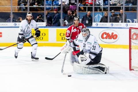 30 12 2018 Ice Hockey Season 2018 2019 Spengler Cup Semifinal Team Canada Thomas Sabo Ice Tigers Icetigers Nuremberg ThHa Niklas Treutle 31 Thomas Sabo Ice Tigers holds