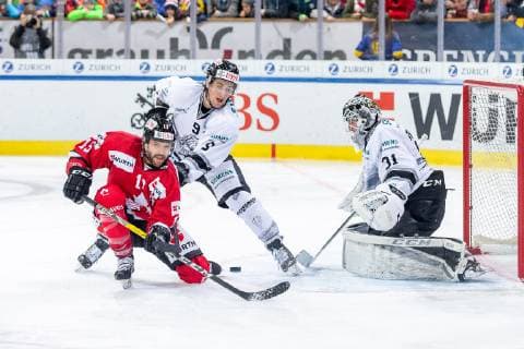 30 12 2018 Ice Hockey Season 2018 2019 Spengler Cup Semifinal Team Canada Thomas Sabo Ice Tigers Icetigers Nuremberg ThHa Andrew Ebbett 19 Team Canada Brandon Buck 9 Thomas Sabo Ice Tigers Niklas Treutle 31 Thomas Sabo Ice Tigers