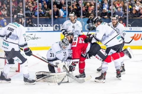 30 12 2018 Ice Hockey Season 2018 2019 Spengler Cup Semifinals Team Canada Thomas Sabo Ice Tigers Icetigers Nuremberg ThHa Niklas Treutle 31 Thomas Sabo Ice Tigers Kyle Quincey 27 Team Canada Chris Brown 11 Thomas Sabo Ice Tigers