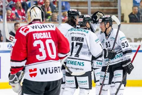 30 12 2018 Ice Hockey Season 2018 2019 Spengler Cup Semifinal Team Canada Thomas Sabo Ice Tigers Icetigers Nuremberg ThHa Zachary Fucale 30 Team Canada 1 4 Gegentor Jubel Patrick Reimer 17 Thomas Sabo Ice Tigers Daniel Weiss White 57 Thomas Sabo Ice Tigers Leonhard Pfoederl Pföderl Leo Pföderl 93 Thomas Sabo Ice Tigers