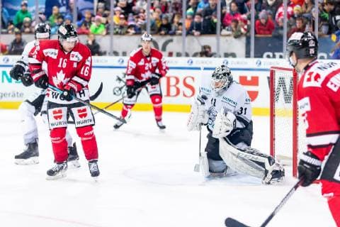 30 12 2018 Ice Hockey Season 2018 2019 Spengler Cup Semifinal Team Canada Thomas Sabo Ice Tigers Icetigers Nuremberg ThHa Jacob Micflikier 16 Team Canada Niklas Treutle 31 Thomas Sabo Ice Tigers not completely hot