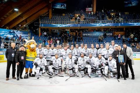 30 12 2018 Ice Hockey Season 2018 2019 Spengler Cup Semifinal Team Canada Thomas Sabo Ice Tigers Icetigers Nuremberg ThHa Team picture after the match with Thomas Sabo Sponsor Main sponsor Name sponsor Person Ice Tigers Nuremberg and his son Santiago
