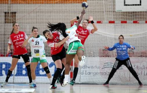 Handball 1 Bundesliga Women THC Frisch Auf Göppingen 30 12 18 Bad Langensalza Handball 1 Bundesliga Women Season 2018 2019 Thüringer Handballclub THC Frisch Auf Göppingen pictured Josefine Huber and Emiliy Bölk THC against Prudence Kinlend Göppingen