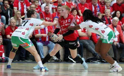 Handball 1 Bundesliga Women THC Frisch Auf Göppingen 30 12 18 Bad Langensalza Handball 1 Bundesliga Women Season 2018 2019 Thüringer Handballclub THC Frisch Auf Göppingen in picture Maike Schmelzer THC against Petra Adamkova and Prudence Kinlend Göppingen