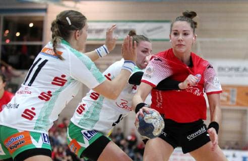Handball 1 Bundesliga Women THC Frisch Auf Göppingen 30 12 18 Bad Langensalza Handball 1 Bundesliga Women Season 2018 2019 Thüringer Handballclub THC Frisch Auf Göppingen in picture Emiliy Bölk THC against Michaela Hrbkova and Annika Blanke Göppingen