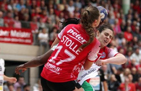 Handball 1 Bundesliga Women THC Frisch Auf Göppingen 30 12 18 Bad Langensalza Handball 1 Bundesliga Women Season 2018 2019 Thüringer Handballclub THC Frisch Auf Göppingen in picture Alicia Stolle and Josefine Huber THC against Prudence Kinlend Göppingen