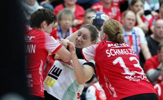 Handball 1 Bundesliga Women THC Frisch Auf Göppingen 30 12 18 Bad Langensalza Handball 1 Bundesliga Women Season 2018 2019 Thüringer Handballclub THC Frisch Auf Göppingen pictured Ina Grossmann and Maike Schmelzer THC against Annika Blanke Göppingen