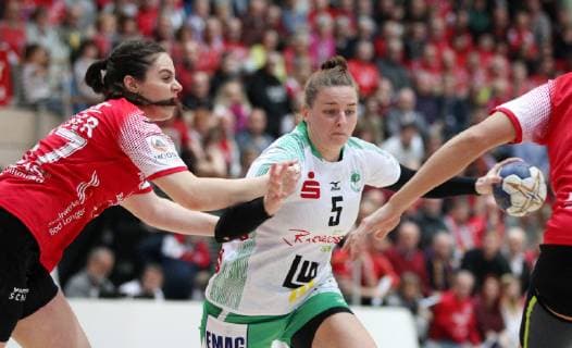 Handball 1 Bundesliga Women THC Frisch Auf Göppingen 30 12 18 Bad Langensalza Handball 1 Bundesliga Women Season 2018 2019 Thüringer Handballclub THC Frisch Auf Göppingen pictured Josefine Huber THC vs Annika Blanke Göppingen
