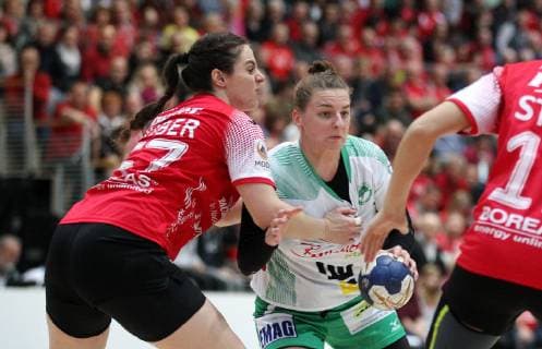 Handball 1 Bundesliga Women THC Frisch Auf Göppingen 30 12 18 Bad Langensalza Handball 1 Bundesliga Women Season 2018 2019 Thüringer Handballclub THC Frisch Auf Göppingen pictured Josefine Huber THC vs Annika Blanke Göppingen