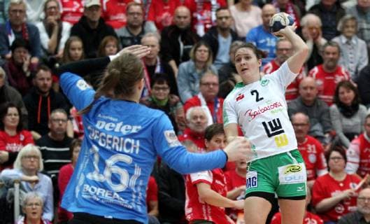 Handball 1 Bundesliga Women THC Frisch Auf Göppingen 30 12 18 Bad Langensalza Handball 1 Bundesliga Women Season 2018 2019 Thüringer Handballclub THC Frisch Auf Göppingen in picture Goalkeeper Ann Cathrin Giegerich THC against Anja Brugger Göppingen
